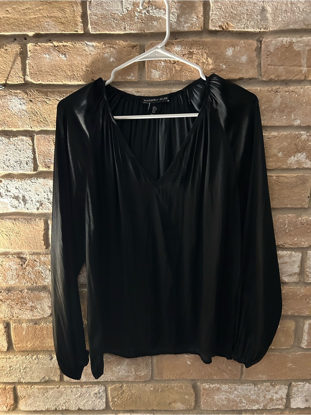 Sincerly Jules Black V-Neck Long Sleeve Blouse. Size Large.